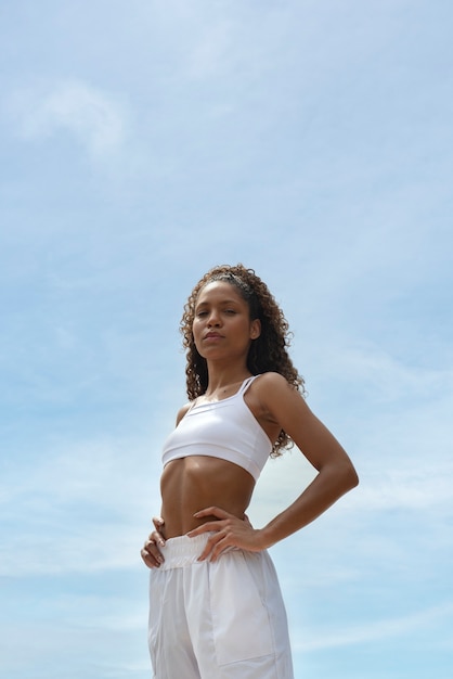 Une femme avec des abdominaux visibles faisant du fitness