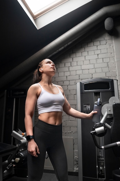 Femme avec des abdominaux visibles faisant du fitness