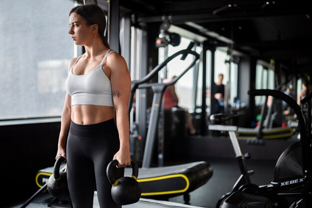 Femme avec des abdominaux visibles faisant du fitness