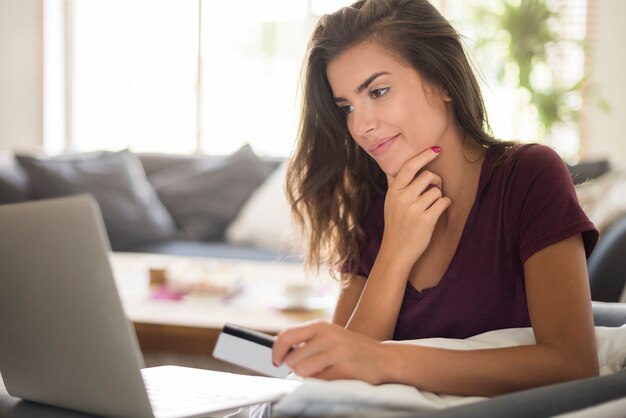 Femme, achats en ligne avec ordinateur portable