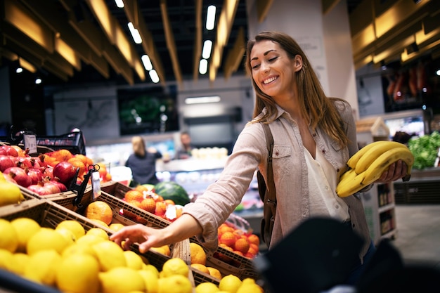 Femme achetant de la nourriture à l'épicerie de supermarché