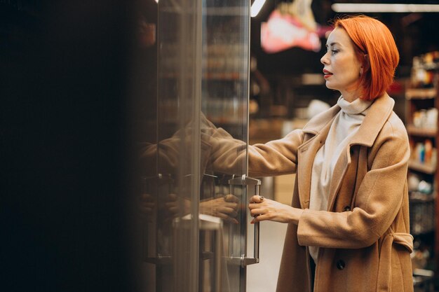 Femme achetant des produits à l'épicerie