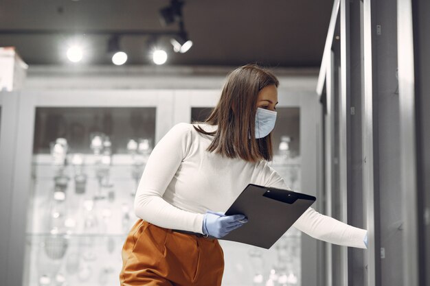 Femme achète des plats dans le magasin