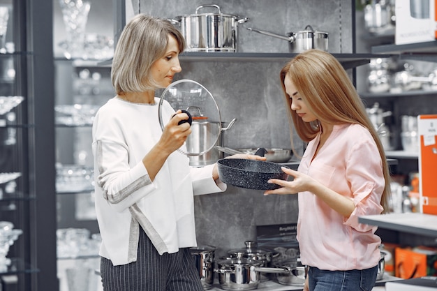 Femme achète des plats dans le magasin