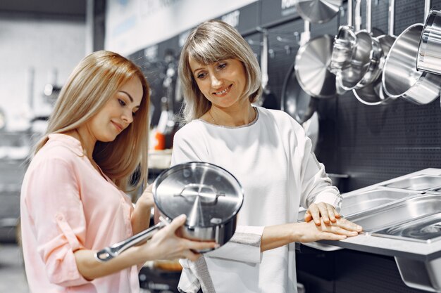 Femme achète des plats dans le magasin