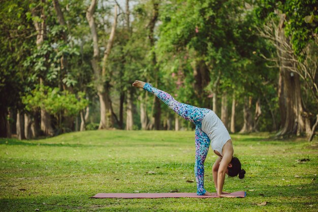 Femme acrobatique faisant du yoga