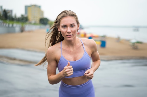 Femme active qui court en plein air