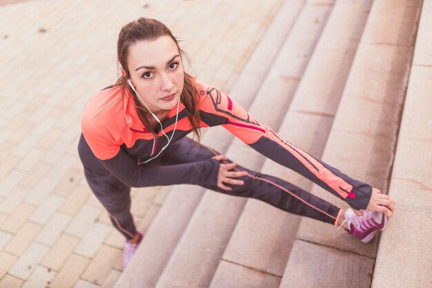 Femme active tendant la jambe gauche