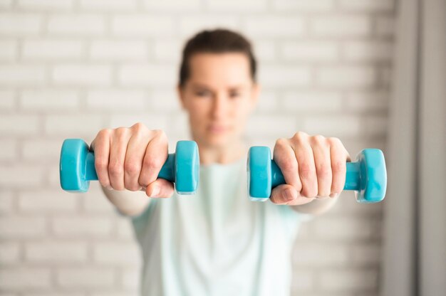 Femme active travaillant à la maison