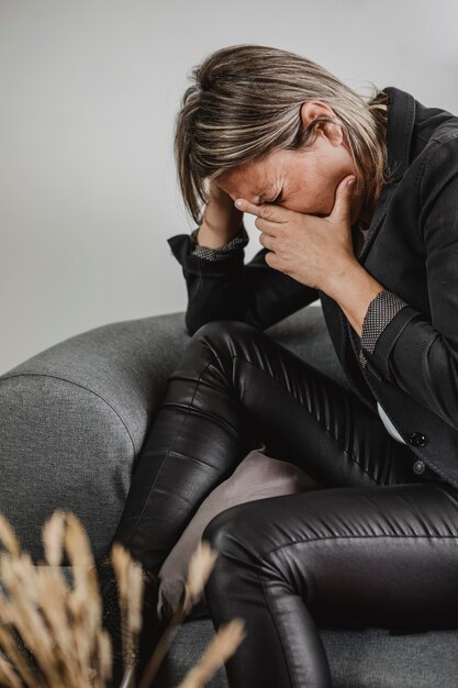 Femme adulte ayant des problèmes de santé mentale