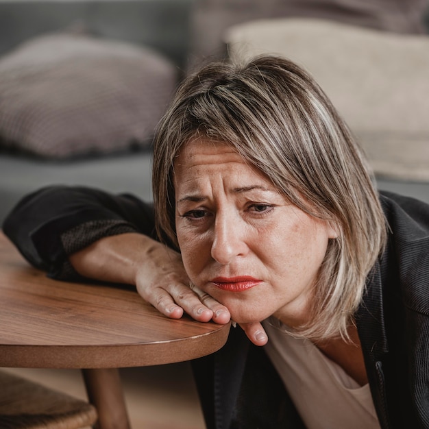 Femme adulte ayant des problèmes de santé mentale