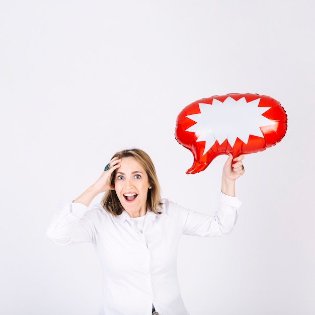 Femme adulte avec ballon de discours