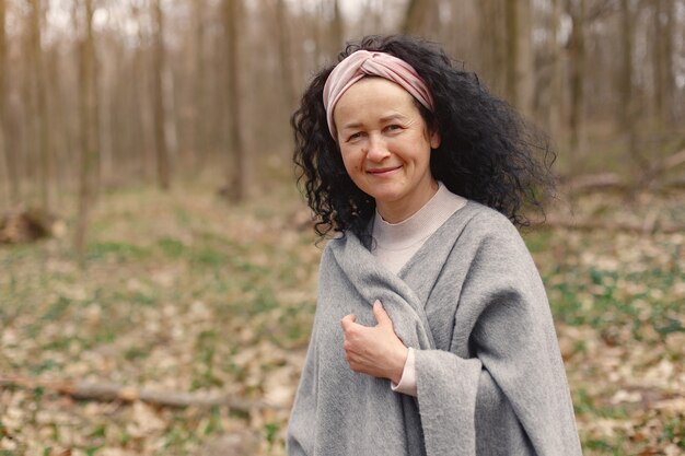 Femme adulte dans une forêt au printemps