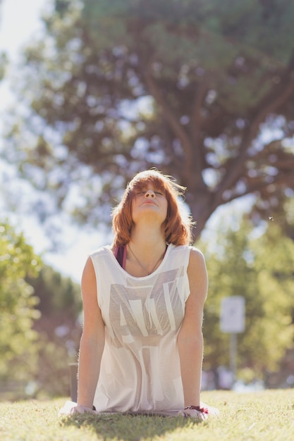 Femme adulte, dans, haut-facing, chien, pose, dans parc