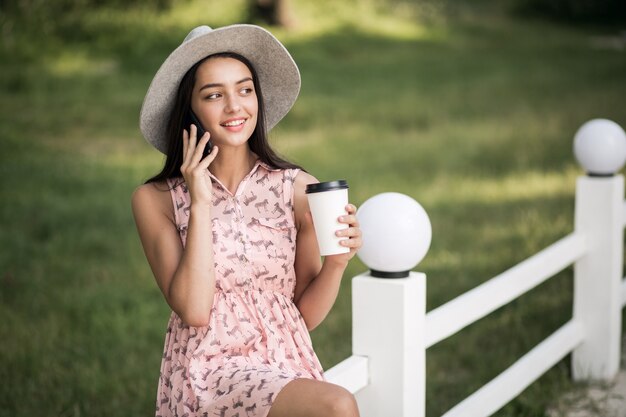 Femme, adulte, fond, cheveux, tasse, boisson