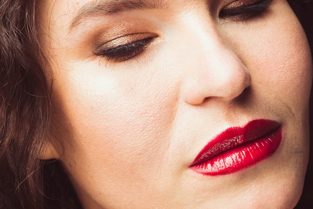 Femme adulte avec des lèvres rouges