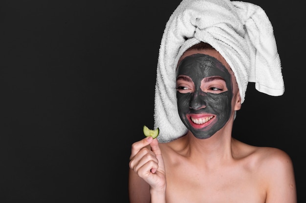 Femme adulte avec un masque de boue sur son visage