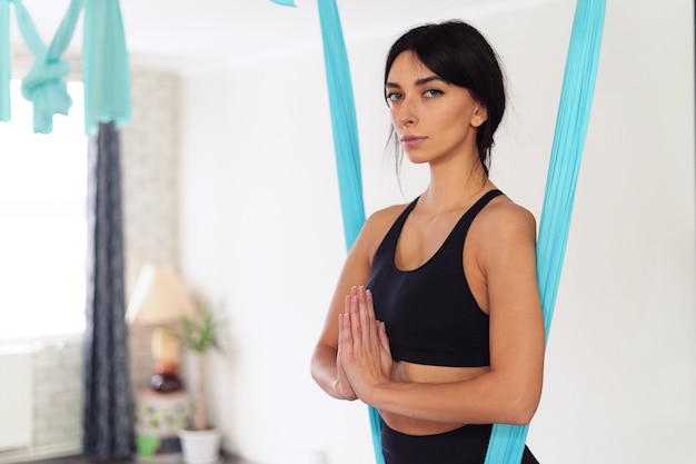 Femme adulte pratique le yoga anti-gravité