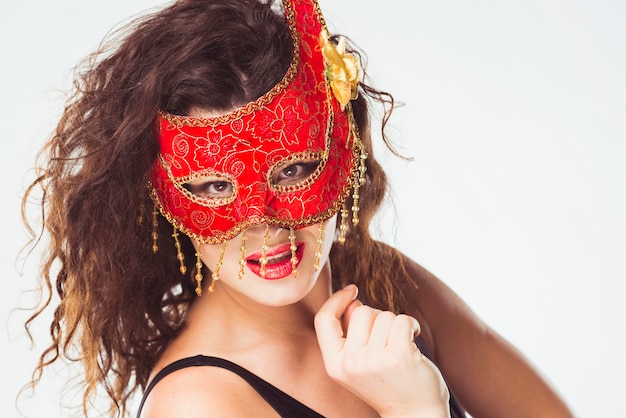 Femme adulte souriante au masque rouge