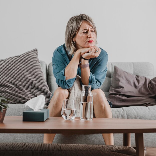 Femme adulte stressant à la maison