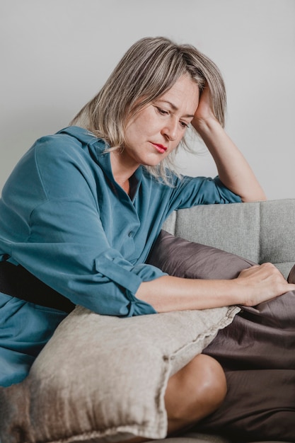 Femme adulte stressant à la maison