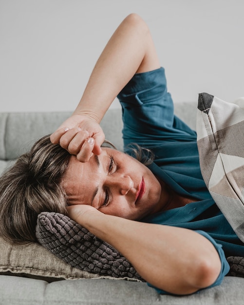 Femme adulte stressant à la maison