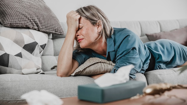 Femme adulte stressant à la maison