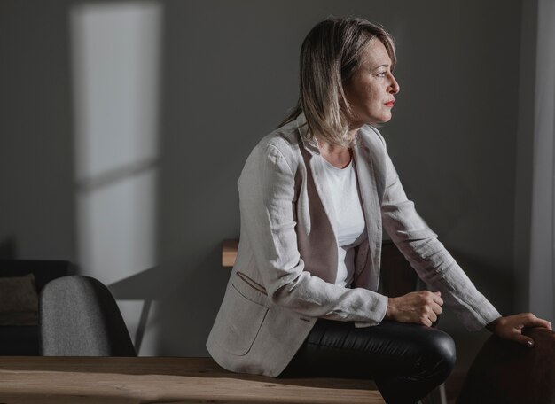 Femme adulte stressant à la maison