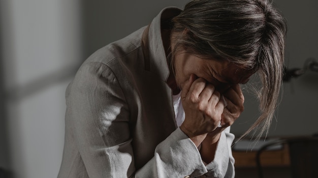 Femme adulte stressant à la maison