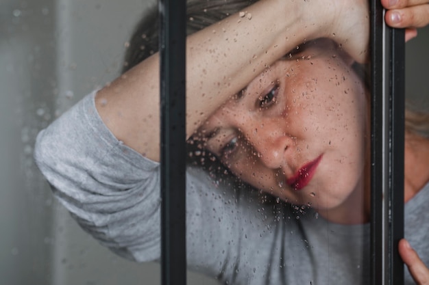 Femme adulte stressant à la maison