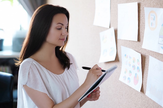 Femme adulte travaillant au bureau