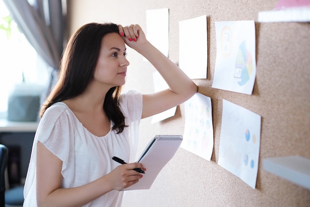 Femme adulte travaillant au bureau