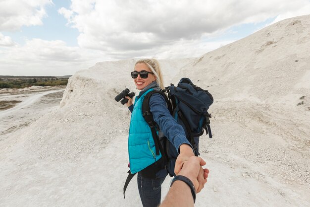 Femme adulte vue de face avec sac à dos