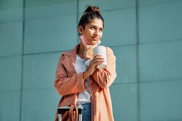 Femme à l'aéroport avec masque médical pendant la pandémie