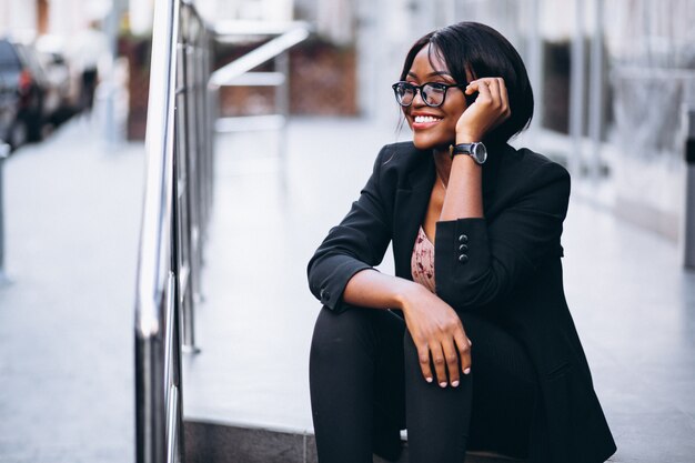 Femme d&#39;affaires afro-américaine assise sur les escaliers