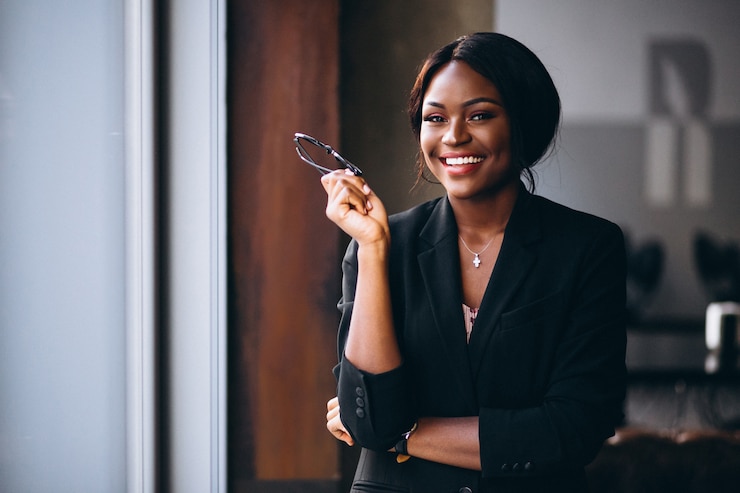Photo gratuit femme d&#39;affaires afro-américaine par la fenêtre