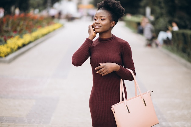 Femme d&#39;affaires afro-américaine en robe