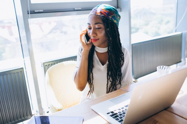 Femme d&#39;affaires afro-américaine avec téléphone