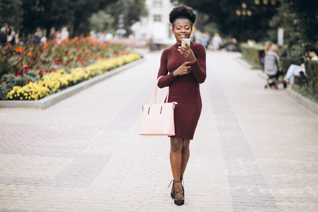 Femme d&#39;affaires afro-américaine avec téléphone