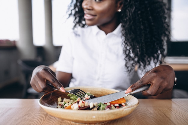 Femme d&#39;affaires afro-américaines, manger de la salade dans un café de près