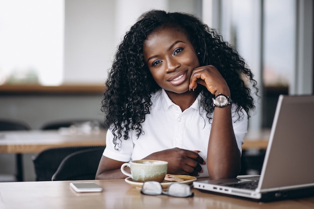 Femme D'affaires Afro-américaines Avec Ordinateur Et Café