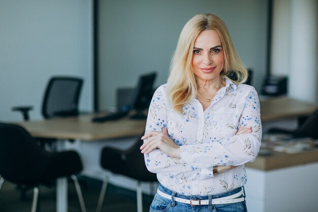 Femme d'affaires âgée au bureau isolé