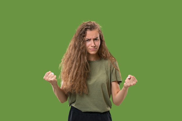 Photo gratuite femme d'affaires agressive debout isolée sur vert branché