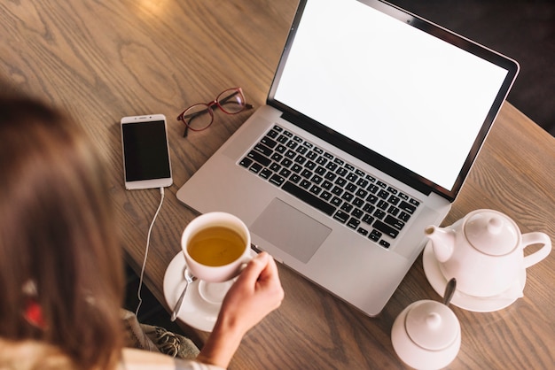 Femme d&#39;affaires à l&#39;aide d&#39;un ordinateur portable dans un café