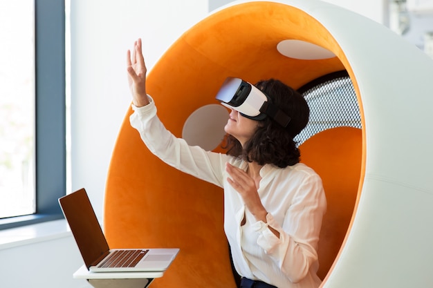 Femme d'affaires à l'aide d'un simulateur de réalité virtuelle