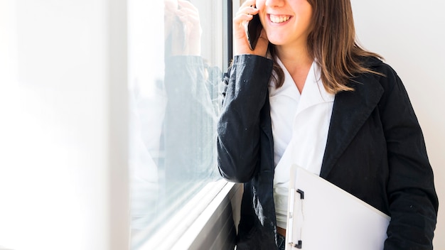 Femme d&#39;affaires à l&#39;aide d&#39;un téléphone portable