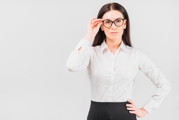 Femme d&#39;affaires ajustant des lunettes