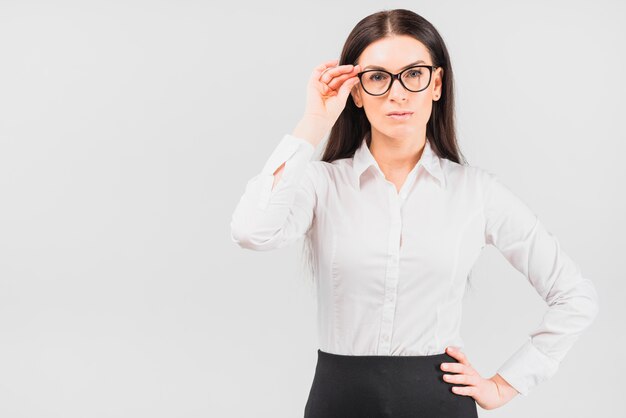 Femme d&#39;affaires ajustant des lunettes