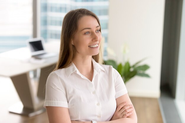 Femme d&#39;affaires ambitieuse, les bras croisés, dans l&#39;attente de l&#39;avenir