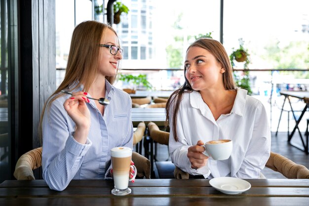 Femme d'affaires à angle élevé en pause café